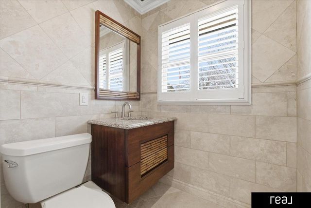 805 Ridgewood Avenue, Omaha, NE 68114