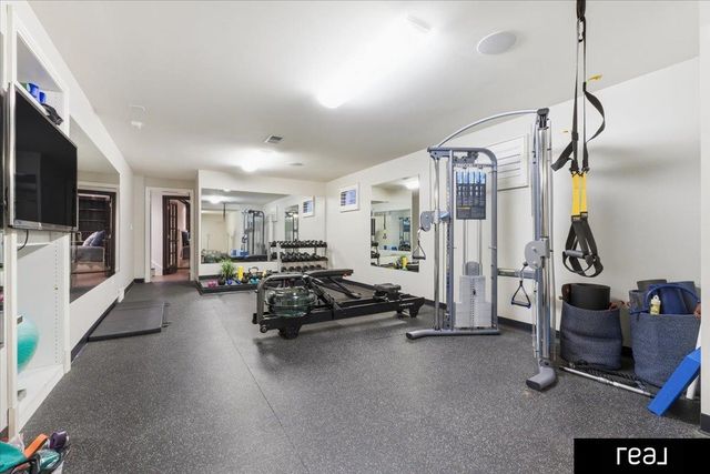 805 Ridgewood Avenue, Omaha, NE 68114