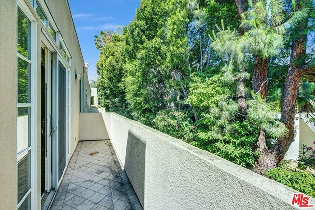 2222 BEACHWOOD Drive 302, Los Angeles, CA 90068