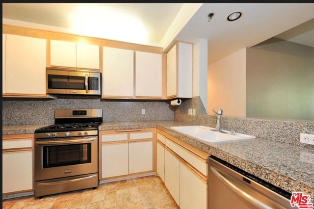 2222 BEACHWOOD Drive 302, Los Angeles, CA 90068