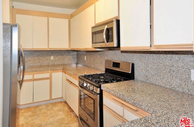 2222 BEACHWOOD Drive 302, Los Angeles, CA 90068