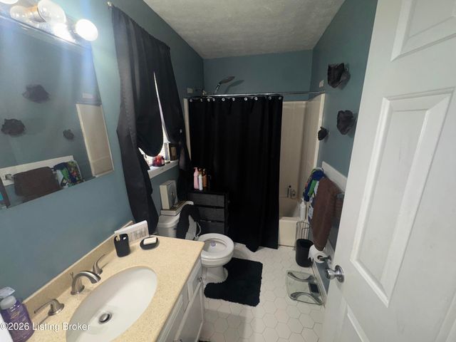 5911 Midnight Ln, Louisville, KY 40229