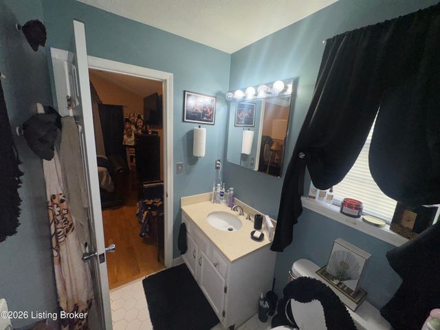 5911 Midnight Ln, Louisville, KY 40229