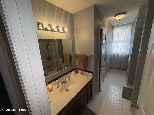 5911 Midnight Ln, Louisville, KY 40229