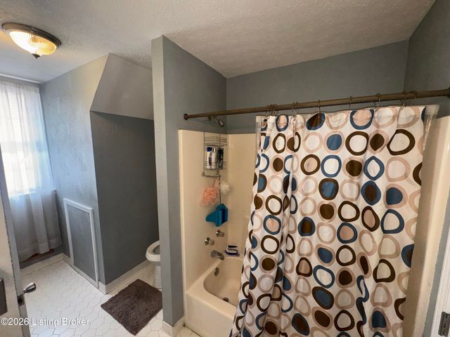 5911 Midnight Ln, Louisville, KY 40229