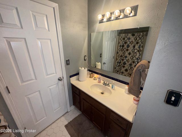 5911 Midnight Ln, Louisville, KY 40229