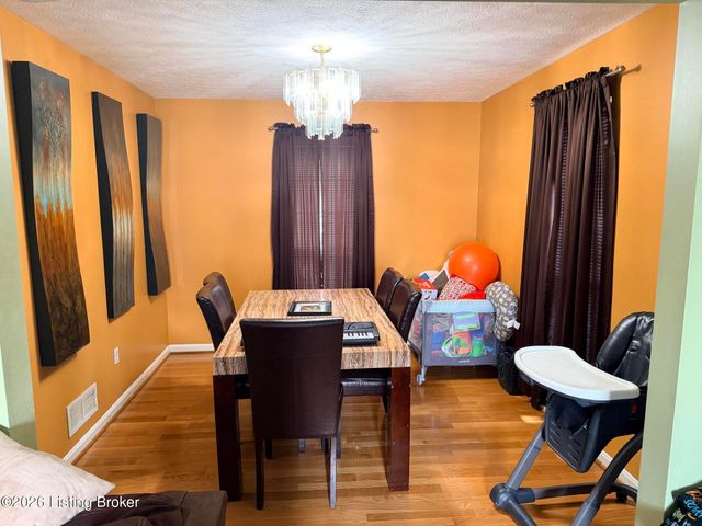 5911 Midnight Ln, Louisville, KY 40229