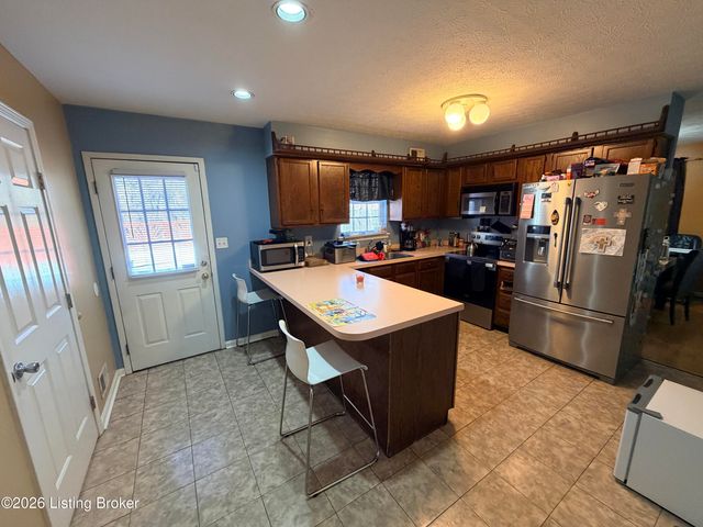 5911 Midnight Ln, Louisville, KY 40229