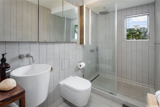 2957 Kalakaua Avenue 518, Honolulu, HI 96815