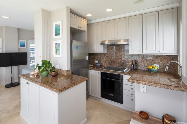 2957 Kalakaua Avenue 518, Honolulu, HI 96815