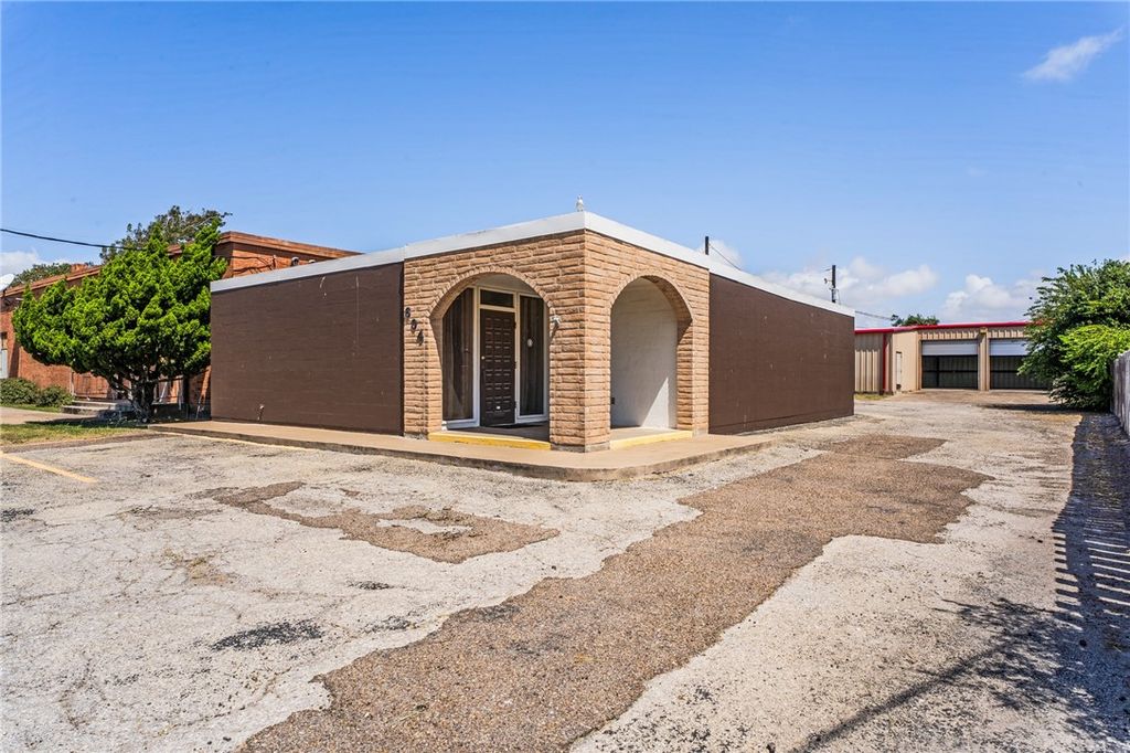 604 W Broadway Ave, Portland, TX 78374 — exterior