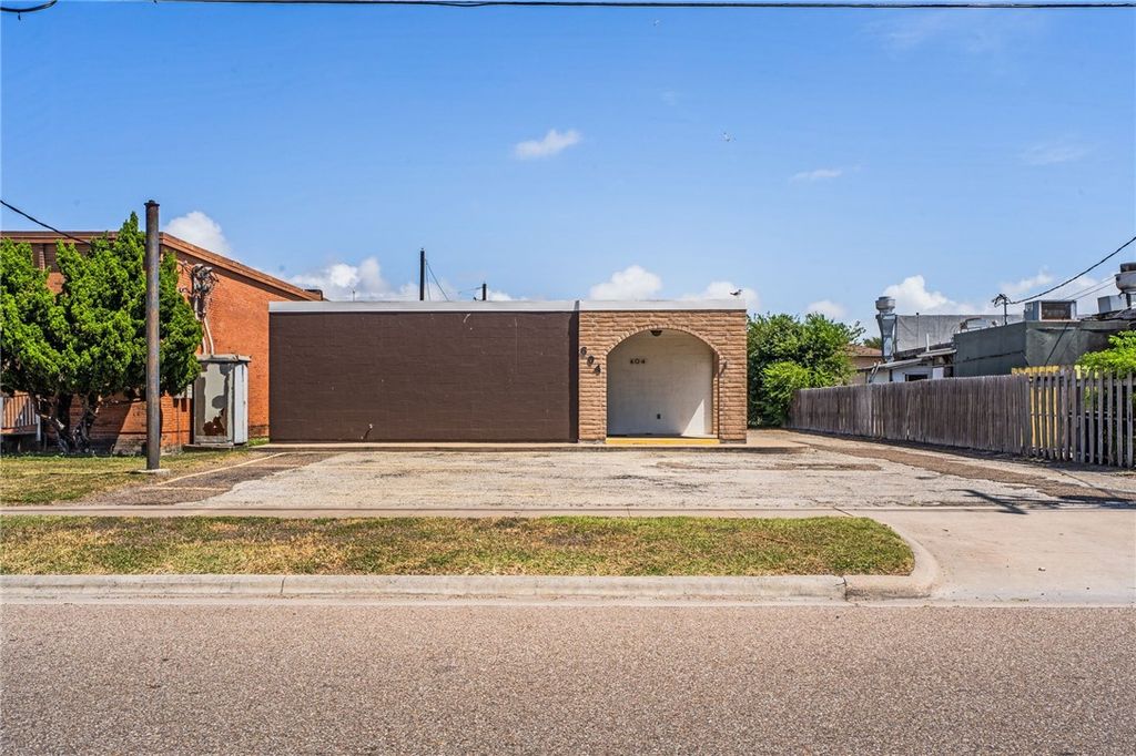 604 W Broadway Ave, Portland, TX 78374 — photo 2