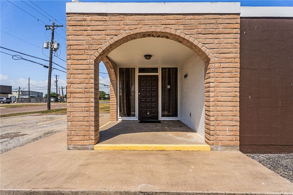 604 W Broadway Ave, Portland, TX 78374 — photo 3