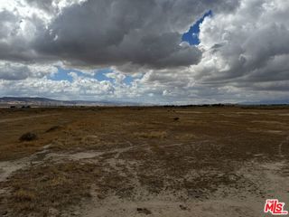 75 W St Street NEWGROVE, Lancaster, CA 93536