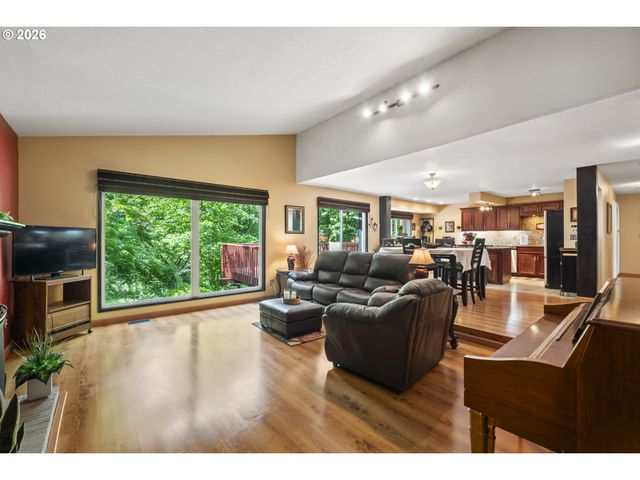 3910 Se EL CAMINO Dr, Gresham, OR 97080