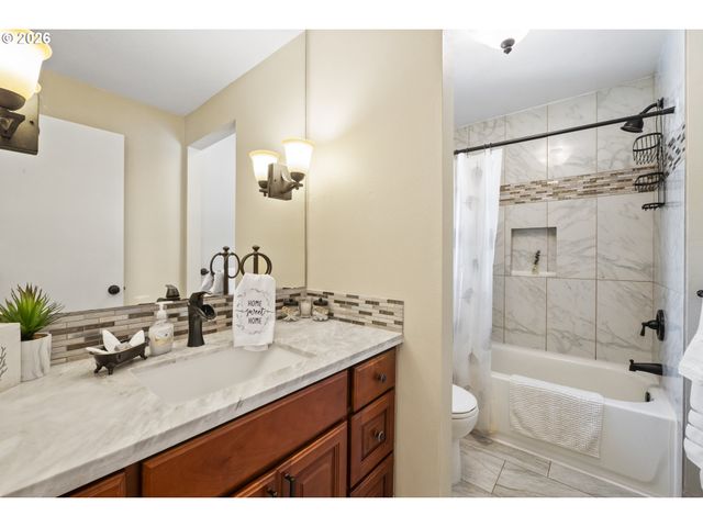 3910 Se EL CAMINO Dr, Gresham, OR 97080