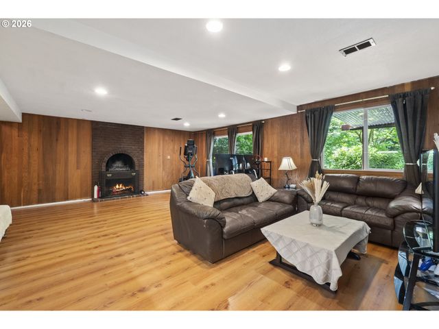 3910 Se EL CAMINO Dr, Gresham, OR 97080