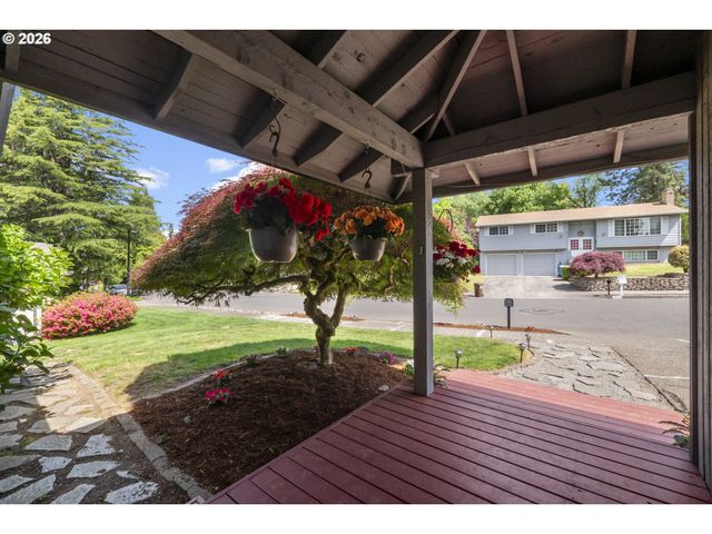 3910 Se EL CAMINO Dr, Gresham, OR 97080