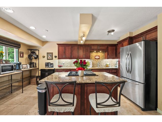 3910 Se EL CAMINO Dr, Gresham, OR 97080