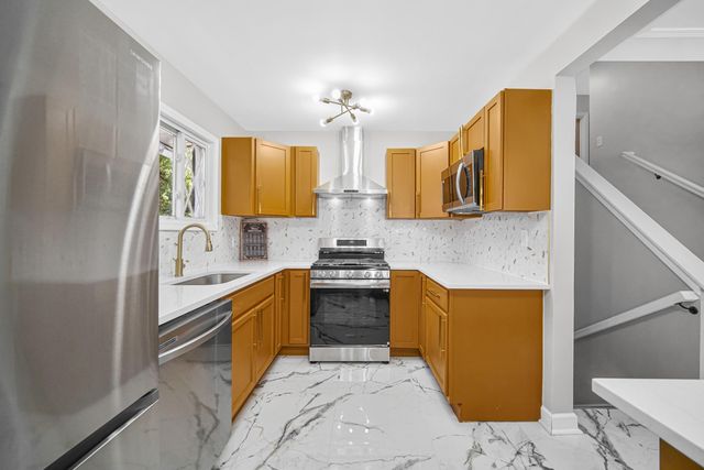 7033 E 1st Avenue, Gary, IN 46403