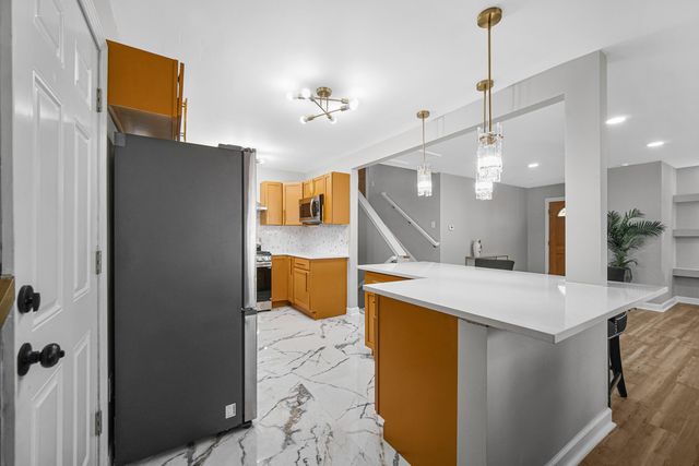 7033 E 1st Avenue, Gary, IN 46403