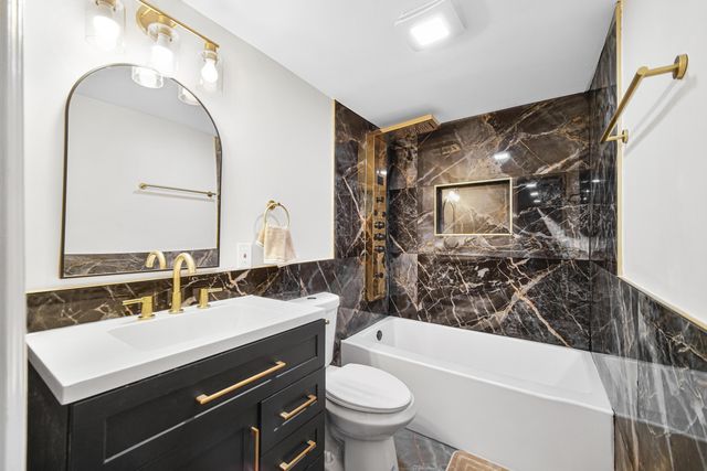 7033 E 1st Avenue, Gary, IN 46403
