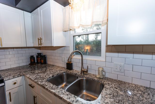 1249 S Belcrest Avenue, Springfield, MO 65804