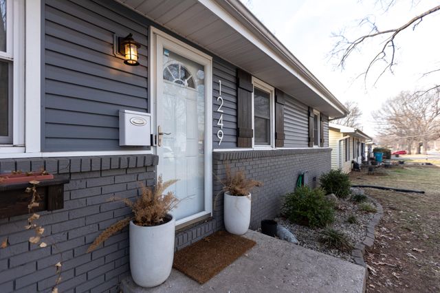 1249 S Belcrest Avenue, Springfield, MO 65804