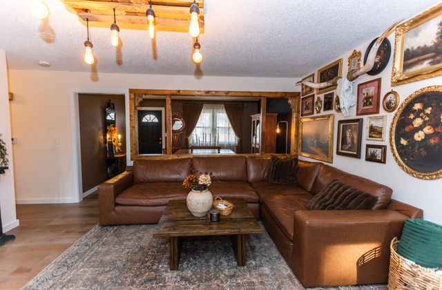 1249 S Belcrest Avenue, Springfield, MO 65804