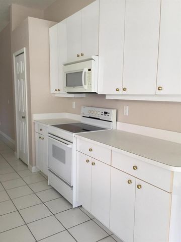 557 SW New Castle Cove, Port St. Lucie, FL 34986