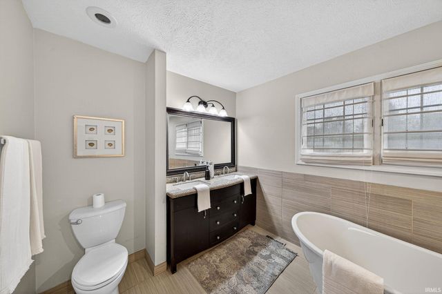 11356 Anderson Lake Drive, Granger, IN 46530