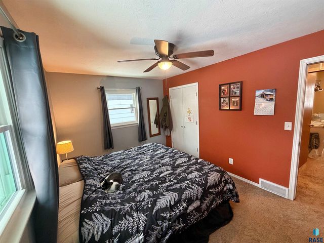 3900 S Holbrook Ave Avenue, Sioux Falls, SD 57106