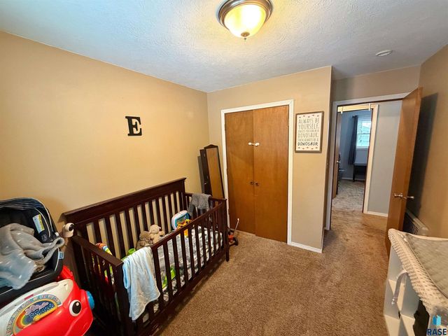 3900 S Holbrook Ave Avenue, Sioux Falls, SD 57106