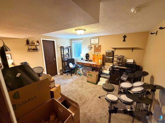 3900 S Holbrook Ave Avenue, Sioux Falls, SD 57106