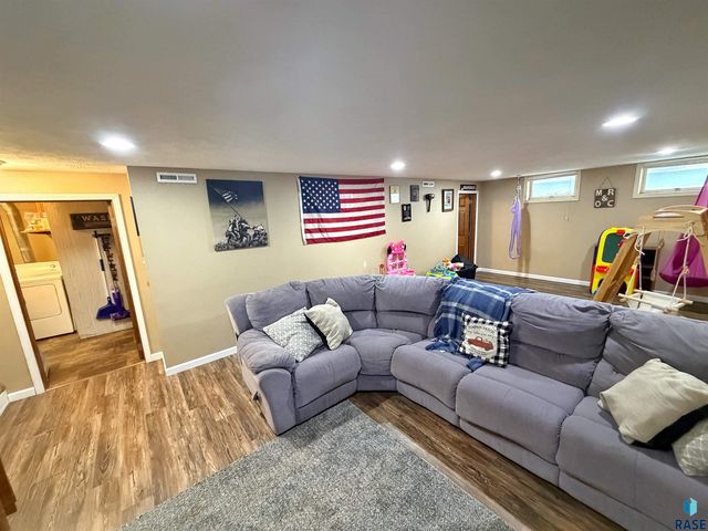 3900 S Holbrook Ave Avenue, Sioux Falls, SD 57106