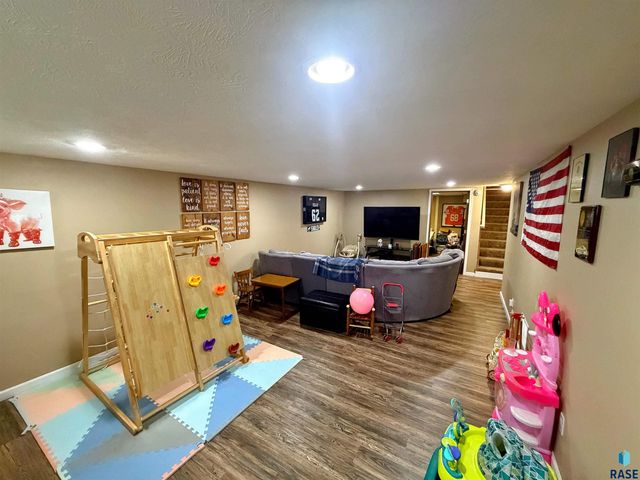 3900 S Holbrook Ave Avenue, Sioux Falls, SD 57106