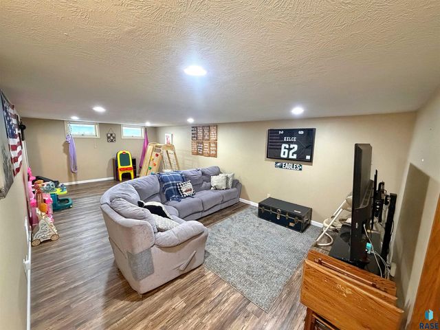 3900 S Holbrook Ave Avenue, Sioux Falls, SD 57106