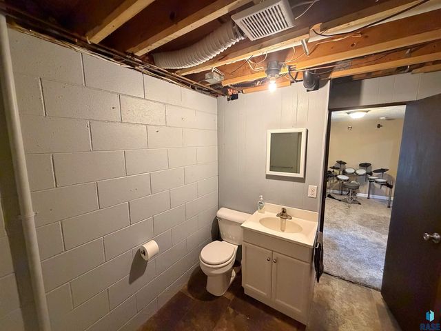 3900 S Holbrook Ave Avenue, Sioux Falls, SD 57106