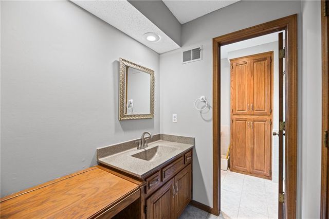 9833 W 101st Terrace, Overland Park, KS 66212