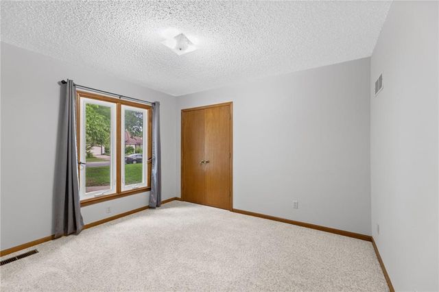 9833 W 101st Terrace, Overland Park, KS 66212