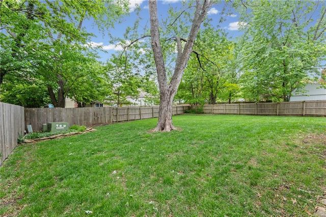 9833 W 101st Terrace, Overland Park, KS 66212