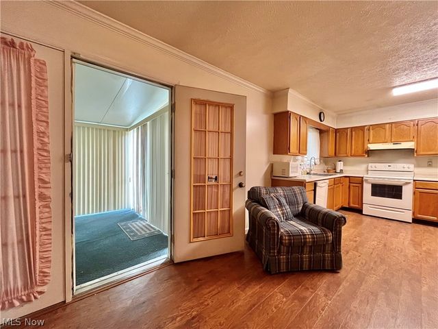 12 Surrey Lane, Geneva, OH 44041