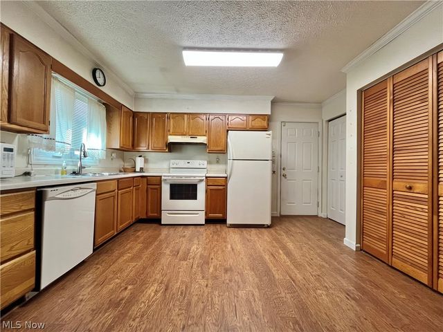 12 Surrey Lane, Geneva, OH 44041