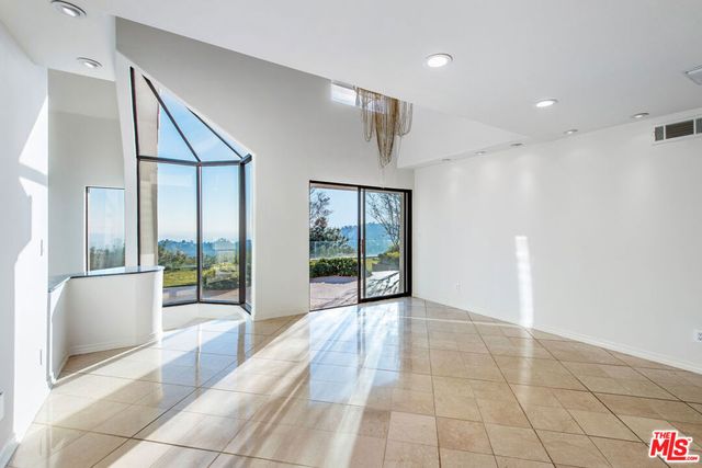 7940 Vulcan Drive, Los Angeles, CA 90046