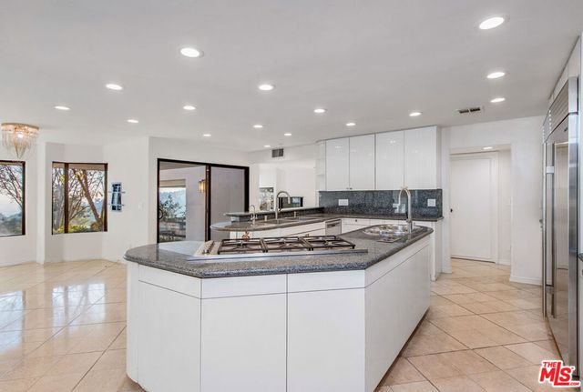7940 Vulcan Drive, Los Angeles, CA 90046