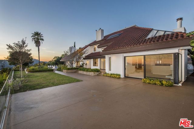 7940 Vulcan Drive, Los Angeles, CA 90046