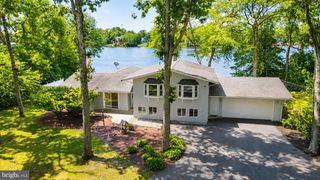 77 N LAKESHORE DR, Manahawkin, NJ 08050