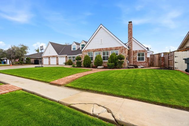 1145 Campus Drive, Hanford, CA 93230