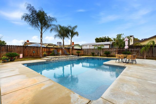 1145 Campus Drive, Hanford, CA 93230