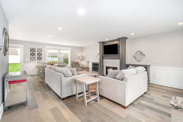 8442 Cottonwood Drive, Freeland, MI 48623